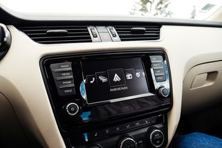 Android Auto mění ovládání za jízdy. Spotify dostane praktičtější tlačítka a Gemini nahradí starého asistenta