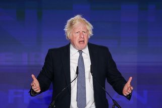 Britská vláda za Covidu promrhala na ochranné prostředky obrovské množství peněz, zní závěr vyšetřování - Novinky