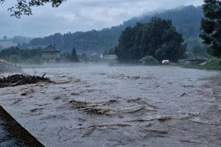 Valašsko hlásí lokální záplavy, sesuvy půdy a zastavené vlaky - Novinky