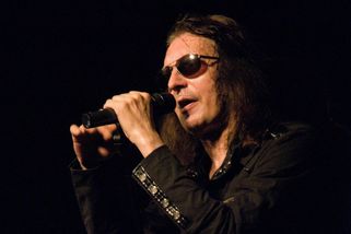 Slečna Závist. Aleš Brichta nebyl první, kdo zpíval hit Uriah Heep. Předešly ho parodie „mániček“ - Médium.cz