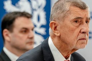 Macinkovi cuká koutek, Babiš zvedá ramena a napodobuje chůzi Pavla. Expertka vysvětluje oblíbená gesta předních politiků