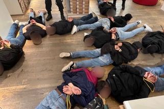 Fotbaloví hooligans se porvali v pražském baru. Policie je honila po ulici - Novinky