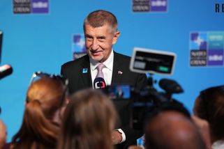 Výprask v Ankaře a Gottwaldův slovník doma: Babiš si léčí komplexy a opozice jen přihlíží
