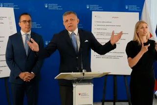 „Buďte zticha, já jsem premiér!“ Fico se na tiskové konferenci neovládal - Novinky