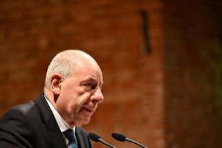 Maďarský parlament schválil dodatek k ústavě, jenž má ukončit mandát prezidenta