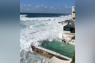 Vlny rozbouřeného Pacifiku smetly návštěvníky plaveckého areálu v Sydney - Novinky