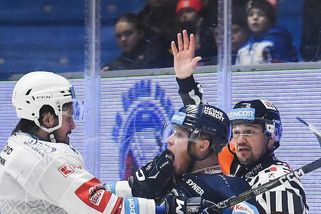 Vulgární fanoušek nadával Flynnovi, ten už se pak neudržel: Choval se totiž jako idiot - Sport.cz