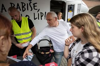 Kdo vylepil plakáty proti Peckové? Kamery zachytily muže napojené na ANO - Seznam Zprávy
