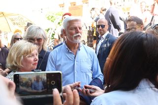 GLOSA: Petr Pavel na kolonádě na roztrhání a Sandy bez hlasu. Vary stříhají poslední metry