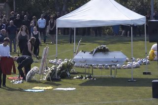 Smuteční hosté zaplnili hřiště při posledním rozloučení s fotbalistou Davidem Jeřábkem (†19)