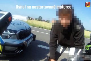 Opilý řidič na Hradecku usnul na nastartované motorce uprostřed křižovatky - Novinky