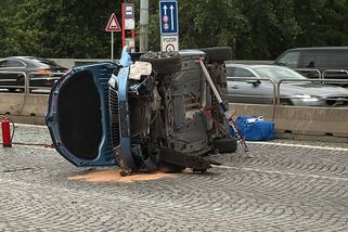 Řidič skončil s autem převráceným na bok v Praze, spolujezdkyně je zraněná - Novinky