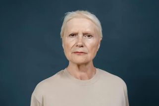 Helena (72): Prodala jsem rodinný dům a rozdělila peníze mezi své tři děti. Dnes nemluví ani se mnou, ani mezi sebou