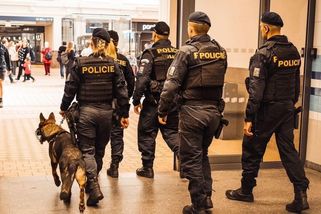 Útočník v Plzni pobodal muže, pátrá po něm policie - Novinky