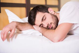 Už žádné noční přetahování o peřinu. Severská metoda spánku boduje i u vědců