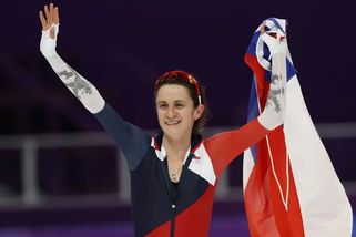 Rychlobruslařky Sáblíková a Zdráhalová se pro svatbu inspirovaly u Pastrňáka a jeho zlaté party z Prahy
