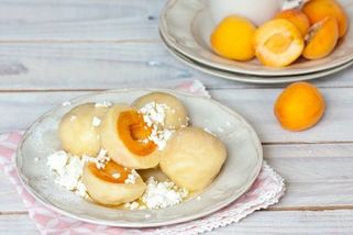 Meruňkové knedlíky, které si pamatujete z dětství: Recept plný sladkých vzpomínek a šťavnatého ovoce - Proženy.cz