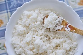 Ohřála jsem rýži z předchozího dne a otrávila sebe i syna. Tento fakt neví řada domácností