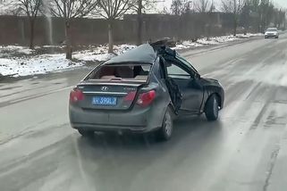 Auto po vážné nehodě sotva drželo pohromadě, čínský řidič však pokračoval v jízdě - Novinky