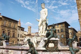 Turistka se v rámci výzvy sápala ve Florencii na Neptunovy genitálie, zaplatí pokutu přes 120 tisíc - Novinky