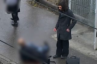 Útočník v Brně napadl seniora na zastávce a srazil ho na zem, policie hledá svědky z videa - Novinky