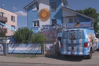 Superfanouška Argentiny z Bukovky si všimli i ve světě. Na zahradě má Maradonu, syn je Lionel