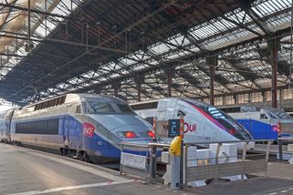 Při srážce rychlovlaku TGV s kamionem zemřel strojvůdce, desítky lidí byly zraněny - Seznam Zprávy