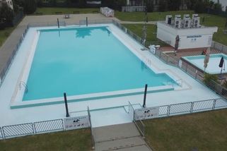 Močení do bazénu i krádeže. Koupaliště bojují s nepřizpůsobivými, někde zavádí vstup jen na občanku