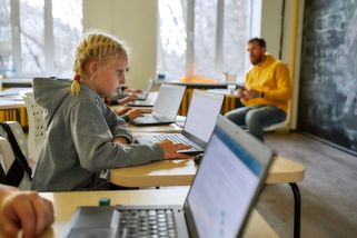 Učitel ukázal svou výplatu po 25 letech praxe. Lidé nechápou, jak z ní může uživit rodinu