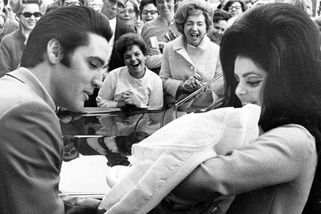 Elvise poznala ve 14, sex měli až po svatbě. Priscilla Presley pohřbila svou lásku, dceru i vnuka - Médium.cz