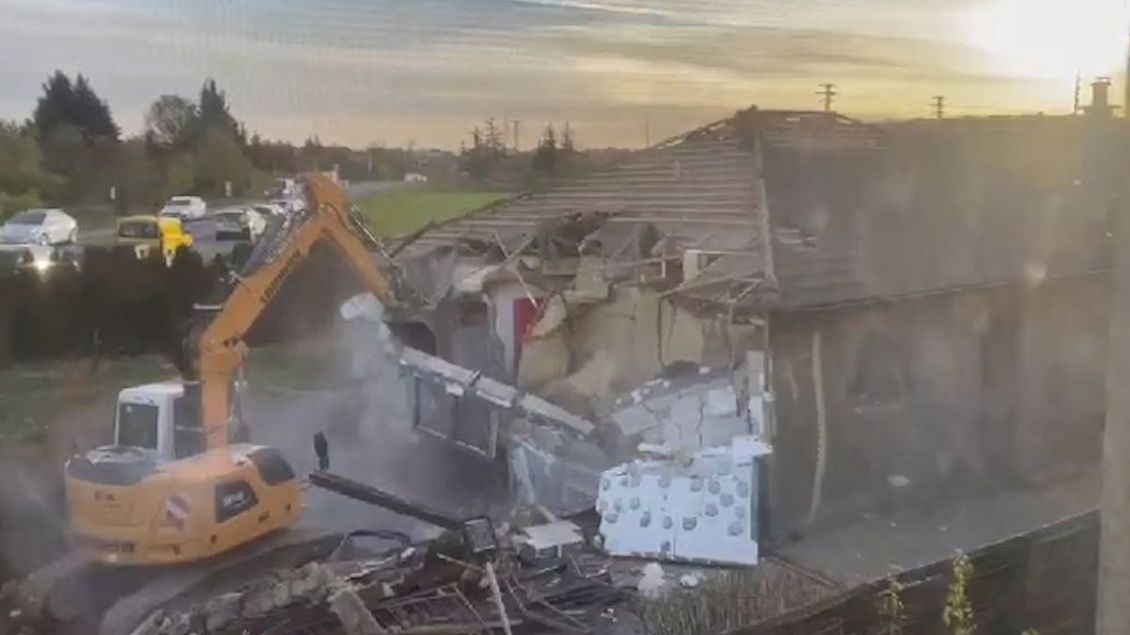 Načerno postavený dům majitelům v Dobšicích zlikvidovaly bagry - Novinky