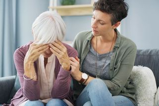 Maminka mi nadává a nepamatuje si mě. Jak zvládnout péči o blízkého s demencí