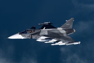 JAS-39 E/F Gripen je opravdu skvělý, ale oproti F-35 není o tolik levnější. Brzy by navíc muselo dojít k jeho nahrazení, což mu láme vaz