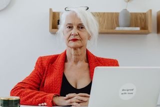 Naše matky šly v 58, nás stát sedře do 66: Ženy z Husákovy generace mluví o zradě