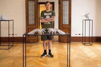 Skleněná mimina a dřevěné hlavy: Janecký a Štipl vystavují v Benátkách