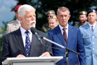 Babiš stupňuje hysterii a zakrývá vnitřní rozpory. SPD torpéduje mandát vlády na summit NATO
