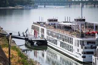 Dunaj v Budapešti je téměř na minimu, výletní lodě stojí - Novinky