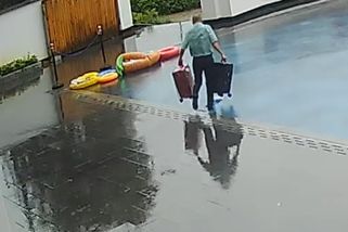 Neuvěřitelný omyl portýra: S kufry v ruce přehlédl bazén. Video je hitem internetu a baví svět