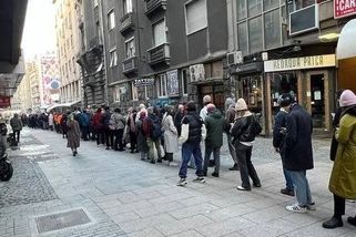 Fotky: Rusové stojí fronty, aby podpořili protiválečného Putinova soupeře - Seznam Zprávy