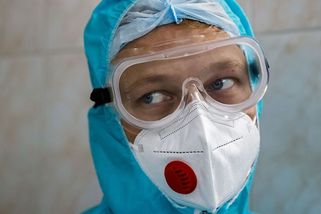 Virus vyrobili a vakcíny škodí lidem. Aspoň jedné konspirační teorii věří většina Slováků - Novinky