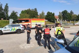 Muž skočil z mostu v Českých Budějovicích do Vltavy. Našly se jen jeho věci - Novinky