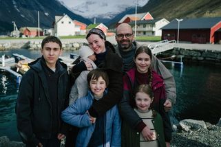 Recenze: Barnevernet rodině odebere děti. Vary uvedly strhující film - Seznam Zprávy