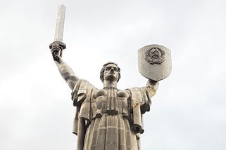 Monumentální ocelová strážkyně nad Dněprem budí úžas i respekt - Médium.cz