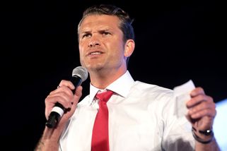„Ministerstvo války s vysokým Téčkem.“ Hegseth ozn...