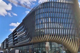 Zaha Hadid změnila tvář architektury. Její „zlatý radiátor“ u Masarykova nádraží rozdělil Prahu - Médium.cz