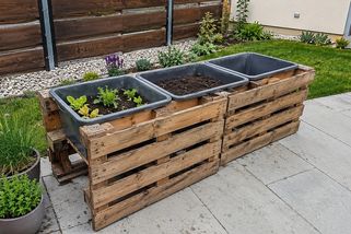 Zvýšený záhon z palet a stavebních vaniček. Za pár korun vznikne praktická vychytávka - Médium.cz