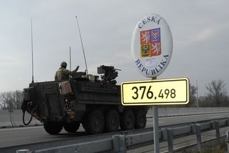 Obrana chystá úřednický tým pro průjezdy jednotek NATO. Armáda ho má už roky - Novinky