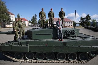 securitymagazin.cz/defence/mbt-klicovym-prvkem-moderniho-bojiste-acr-leopard-1404074480.html