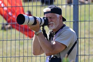Petr Pavel inkognito v Brně: Prezident dorazil na MotoGP na motorce a v kraťasech fotil u trati