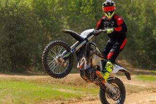 Triumph chce sesadit z trůnu KTM. V Česku začíná prodávat ostrá endura a krosky